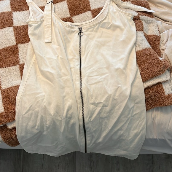 White dress - Picture 3 of 5